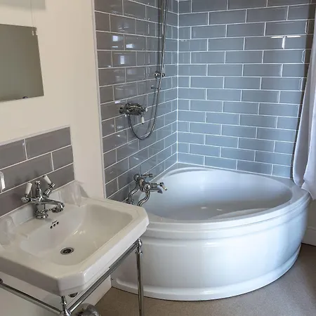 ザ レゾリューション ホテル